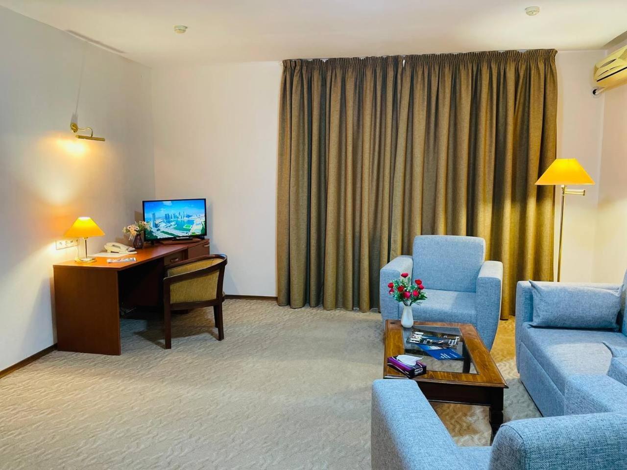 Tengri Hotel Atyraū Zewnętrze zdjęcie