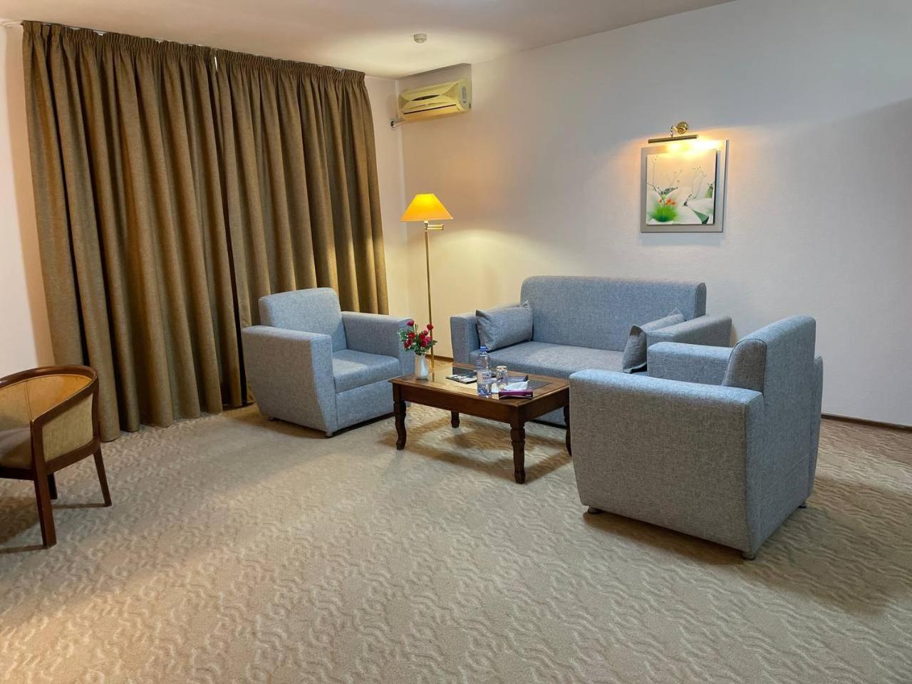 Tengri Hotel Atyraū Zewnętrze zdjęcie