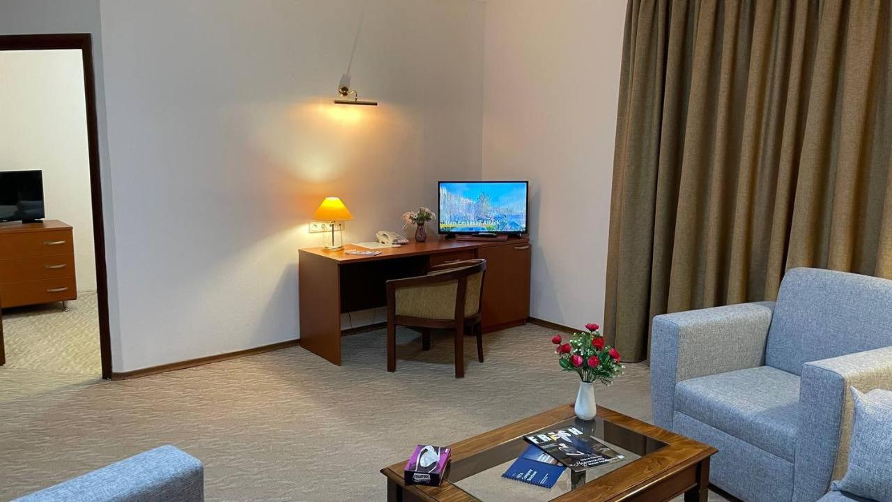 Tengri Hotel Atyraū Zewnętrze zdjęcie