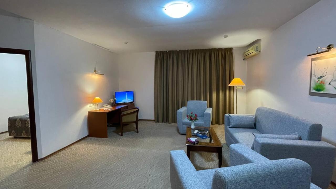 Tengri Hotel Atyraū Zewnętrze zdjęcie