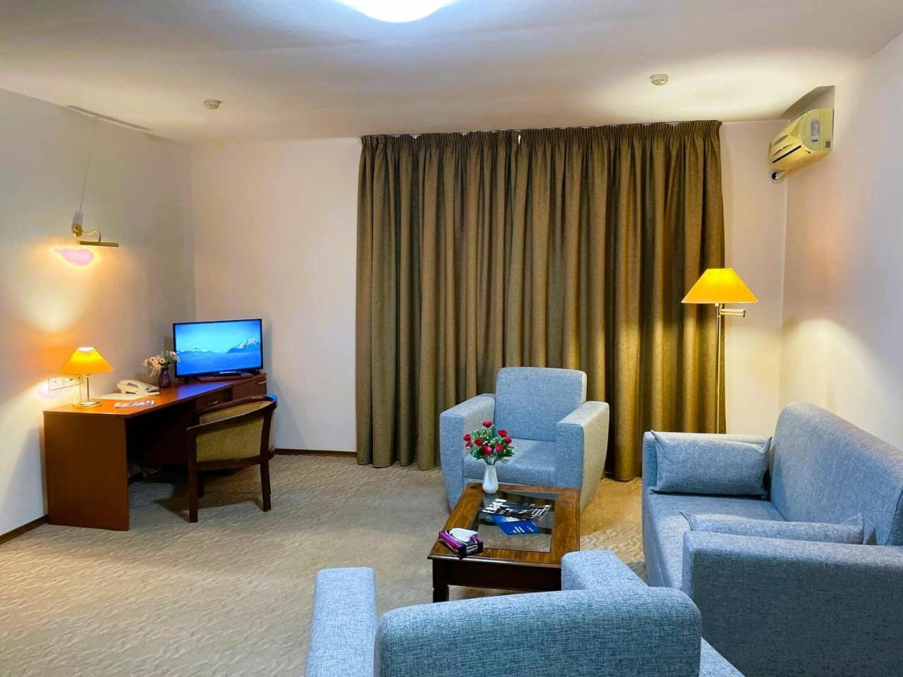 Tengri Hotel Atyraū Zewnętrze zdjęcie